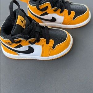 Nike Kids' Yellow and Black Sneakers (USED)